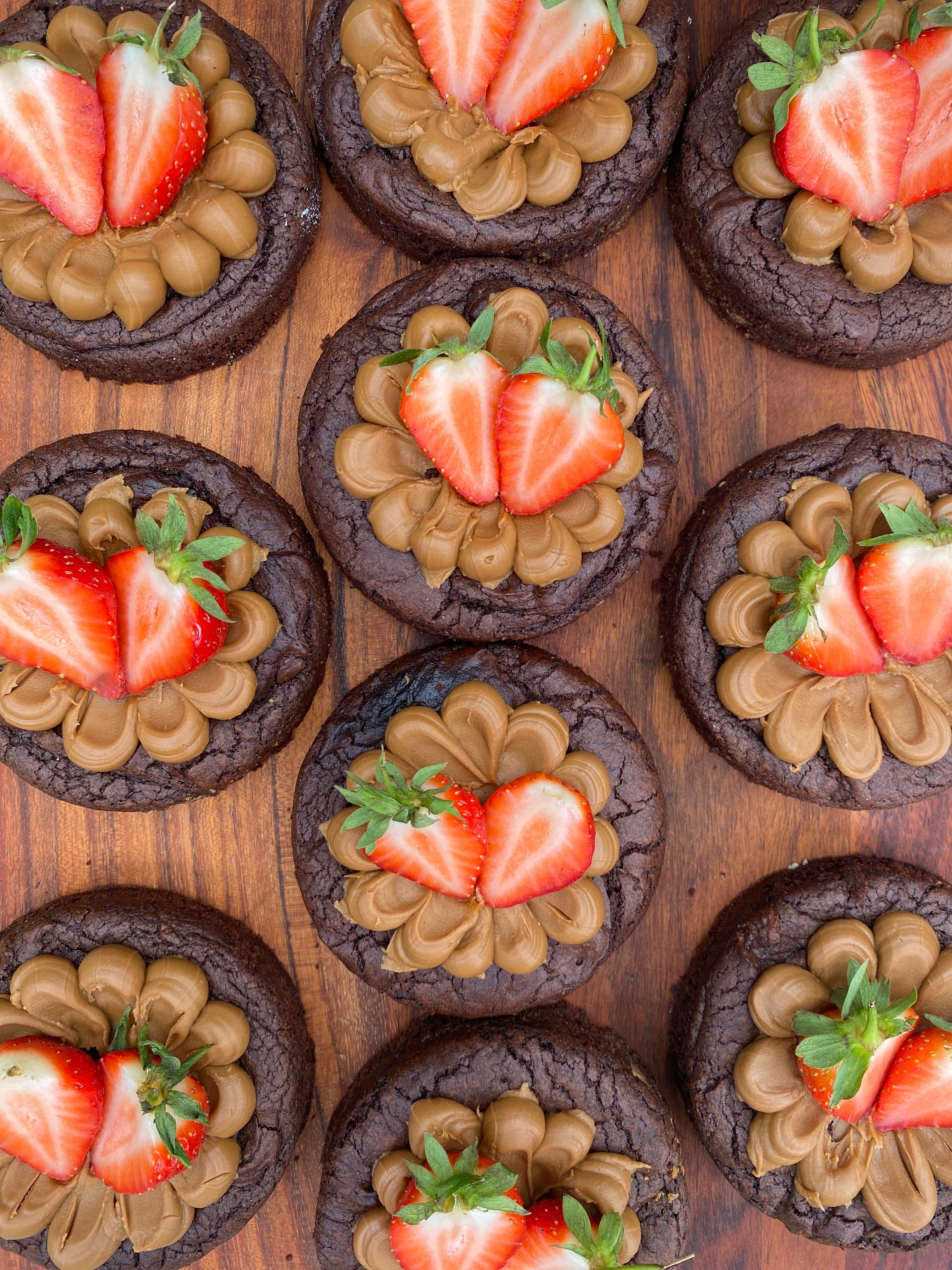 Table with vegan mini cakes and strawberries.
